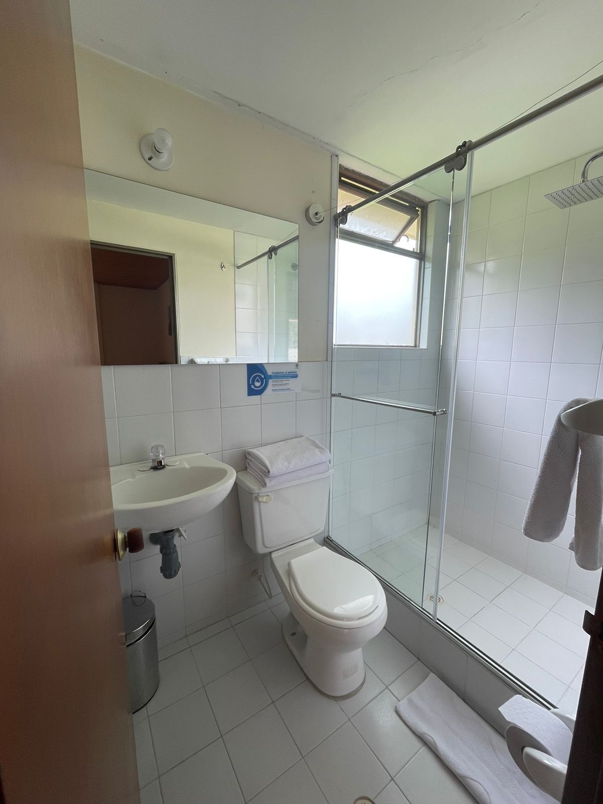 Une salle de bain moderne équipée de toilettes, d’un lavabo et d’une douche.