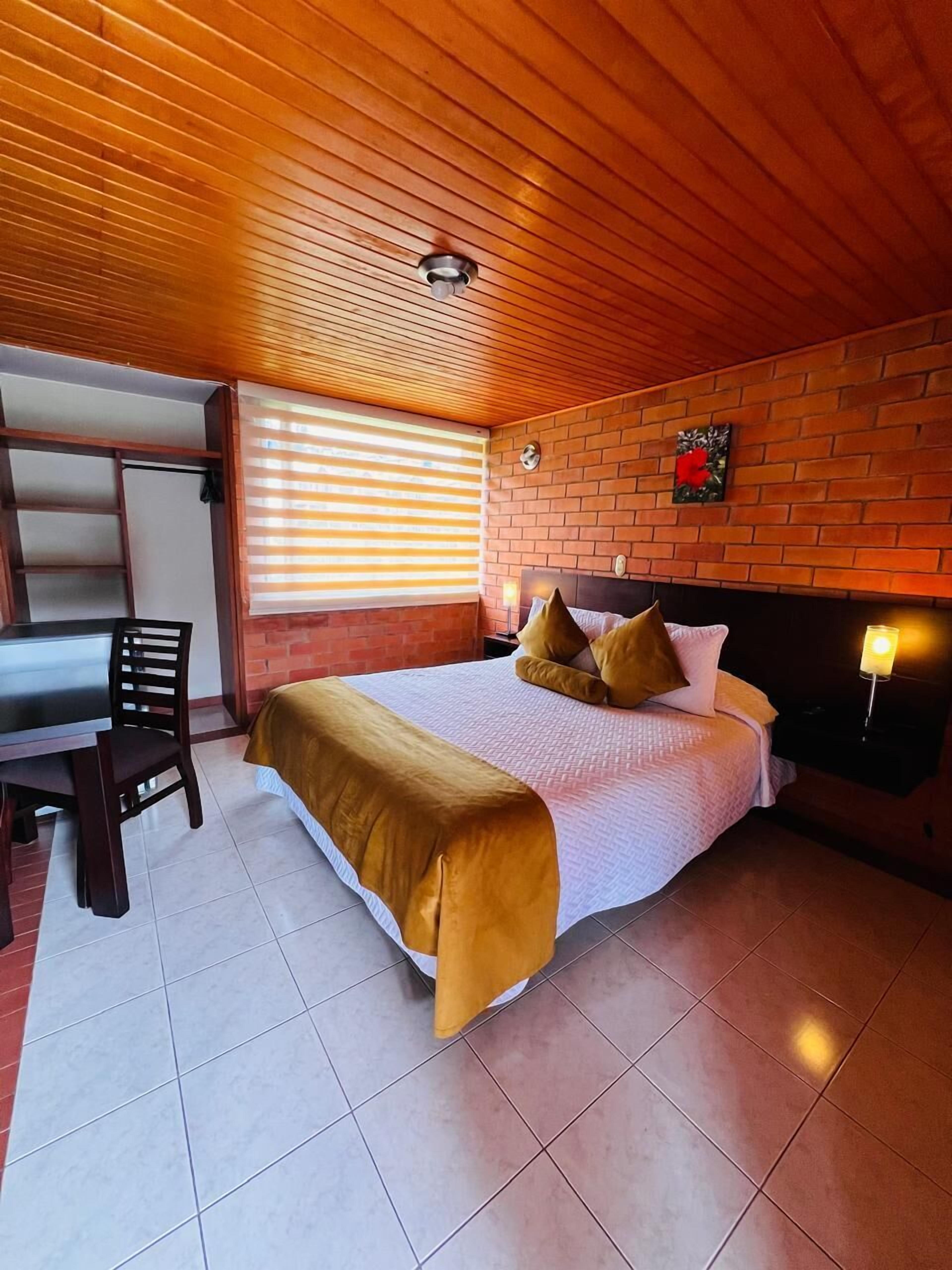 Hochwertige Bettwaren, Minibar, Schreibtisch