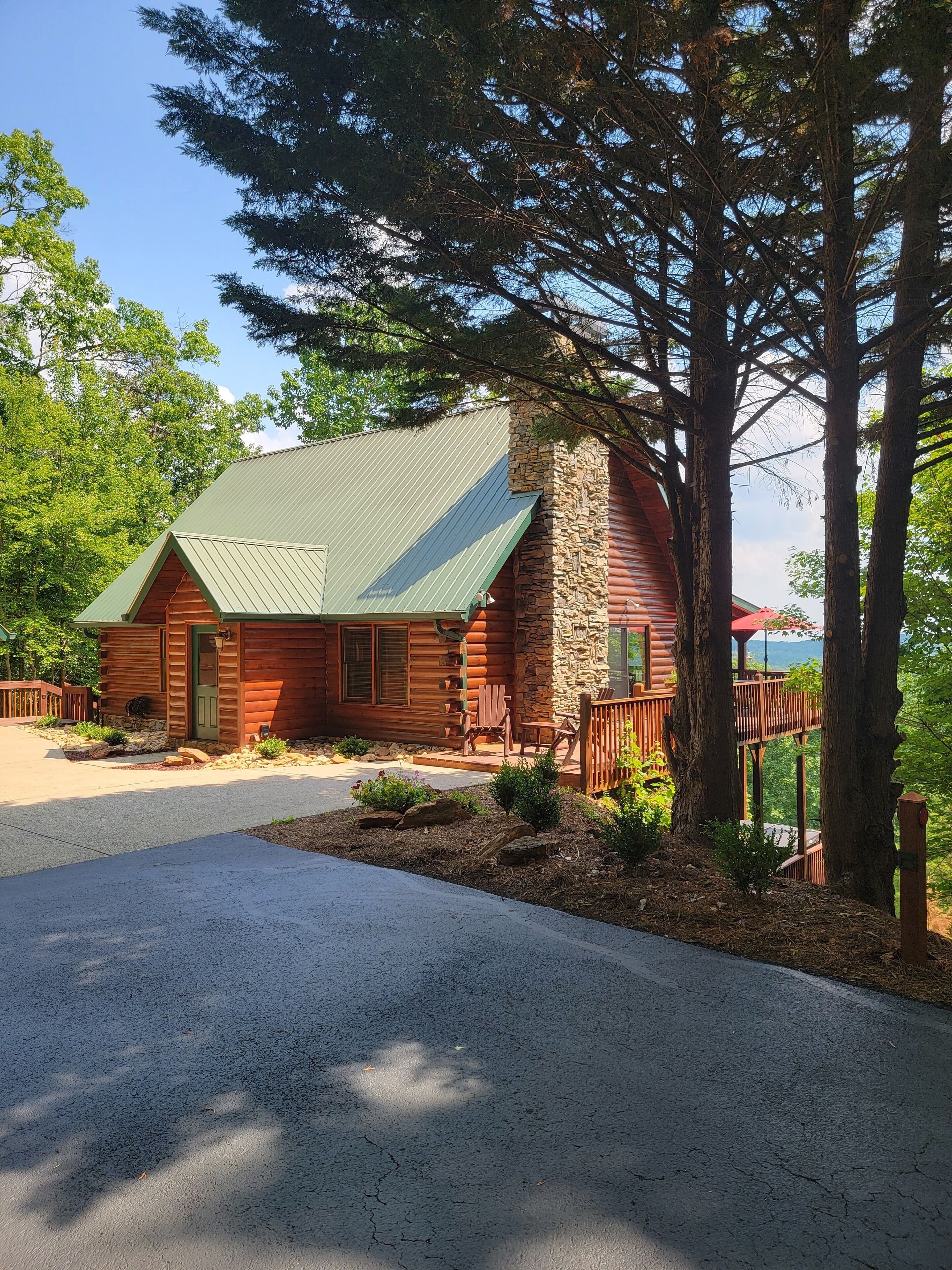 Couples Retreat at Bear Footin' Cabin. Mountain View, Hot Tub, Firepit, Private