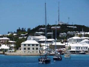 Marina - Exquisite 1-bedroom Apartment is centrally located in Devonshire Parish......... (Devonshire DV08)