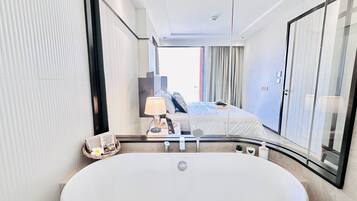 2 bedrooms, desk, iron/ironing board, WiFi