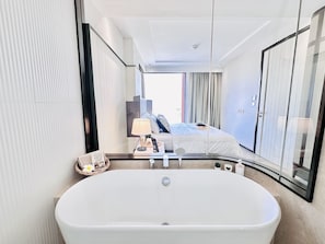 2 habitaciones, escritorio, tabla de planchar con plancha y wifi