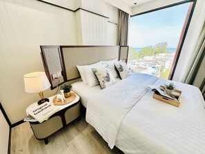 2 bedrooms, desk, iron/ironing board, WiFi