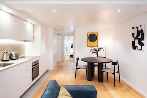 44-inch LED TV with cable channels, Netflix, streaming services - The Haus - Alegria (Lisbon)