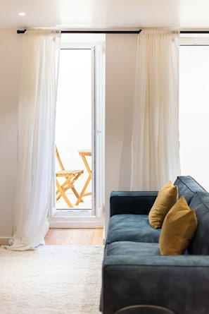44-inch LED TV with cable channels, Netflix, streaming services - The Haus - Alegria (Lisbon)
