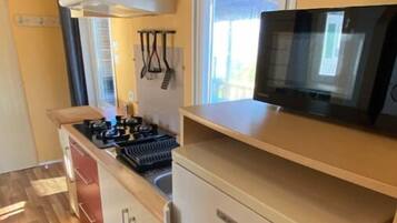 Een koelkast, een oven, een koffiezetapparaat/waterkoker