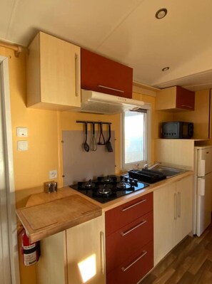 Fridge, oven, coffee/tea maker, cookware/dishes/utensils - Camping à Domicile (Sérignan)