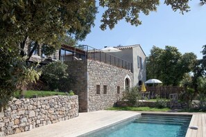Outdoor pool - Propriété Exceptionnelle Avec Vue, sud de France 15 Pers, Superbe Piscine (Corconne)