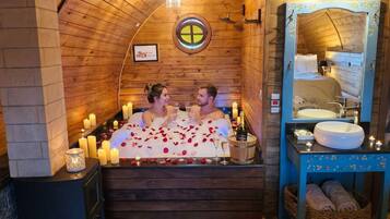 Suíte superluxo, 1 cama King, banheira de hidromassagem, vista para a montanha | Roupas de cama de algodão egípcio, roupas de cama premium