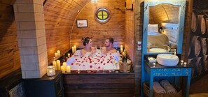 Suite de lujo, 1 cama de matrimonio grande, bañera de hidromasaje, vistas a la montaña | Sábanas de algodón egipcio y ropa de cama de alta calidad