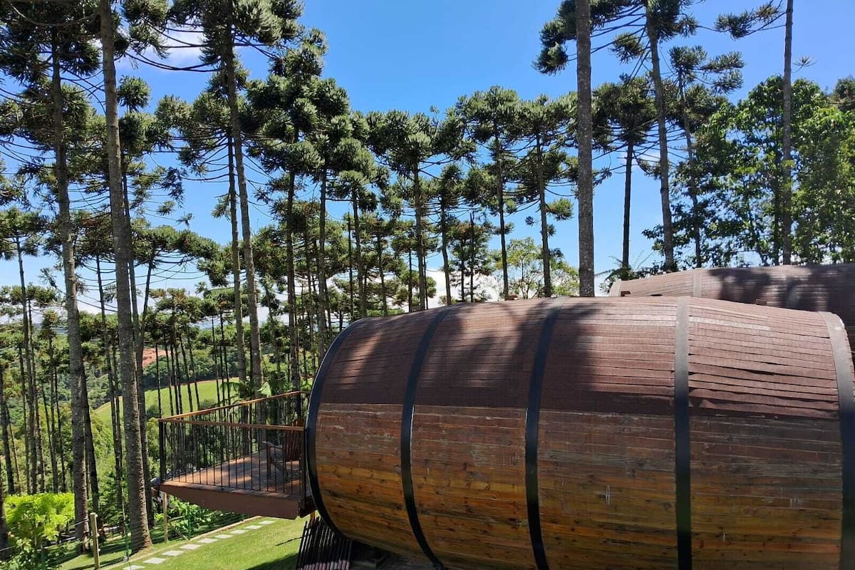 Deluxe Double Room, 1 King Bed, Non Smoking, Pets Allowed | Egyptian cotton sheets, premium bedding, pillowtop beds, minibar