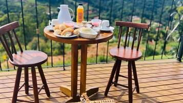 Café da manhã completo grátis todos os dias