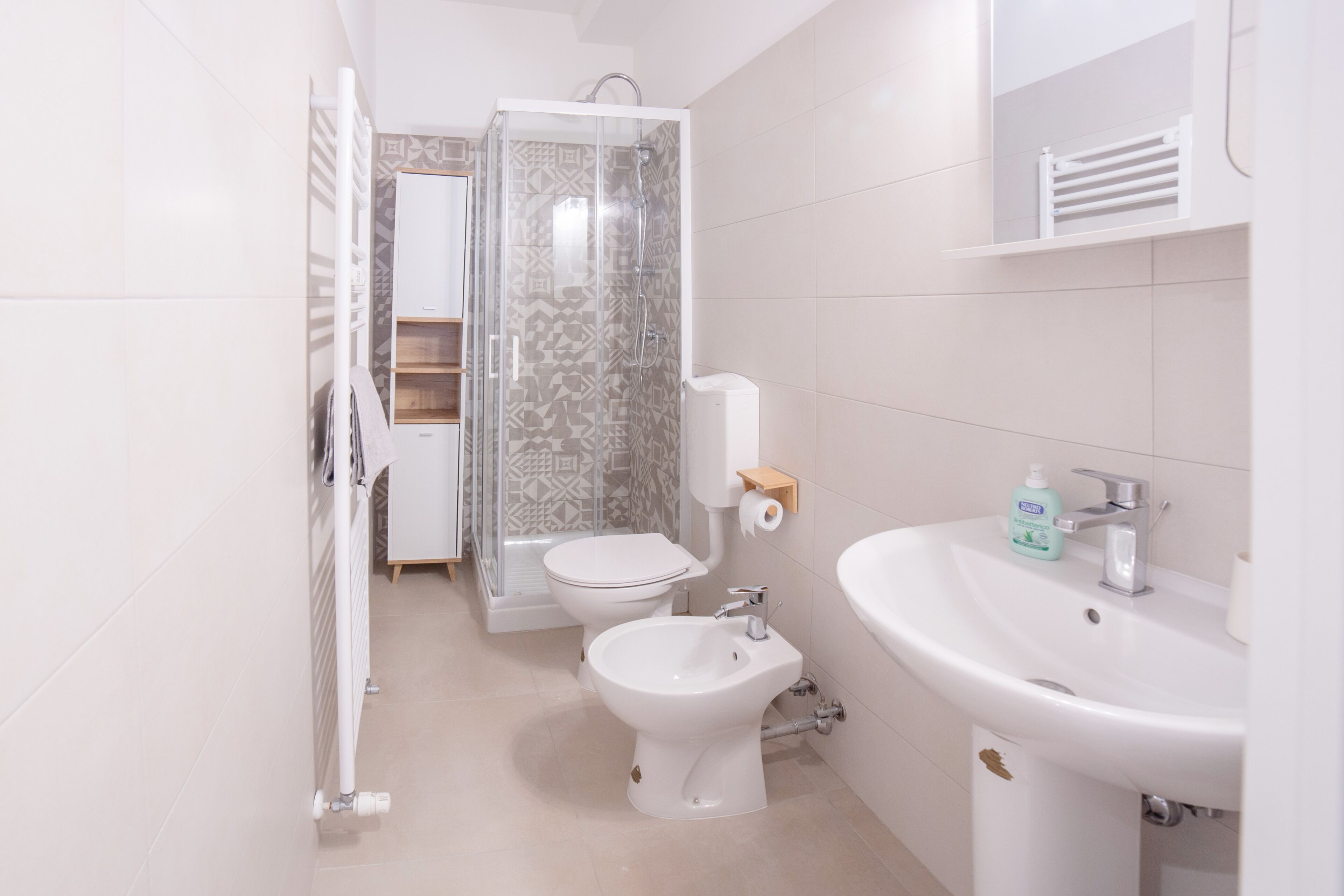 Appartement Design | Salle de bain | Douche, douche à « effet pluie », articles de toilette gratuits