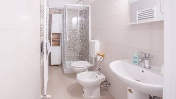 Appartement Design | Salle de bain | Douche, douche à « effet pluie », articles de toilette gratuits