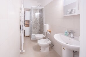 Design Apartment | Bathroom | Shower, rainfall showerhead, free toiletries, hair dryer - Ca di Viola e Tobia (Venice)