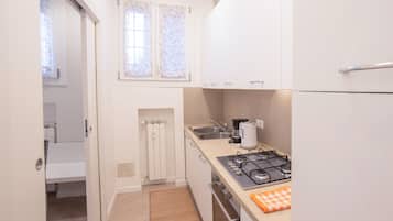 Full-sized fridge, microwave, oven, stovetop