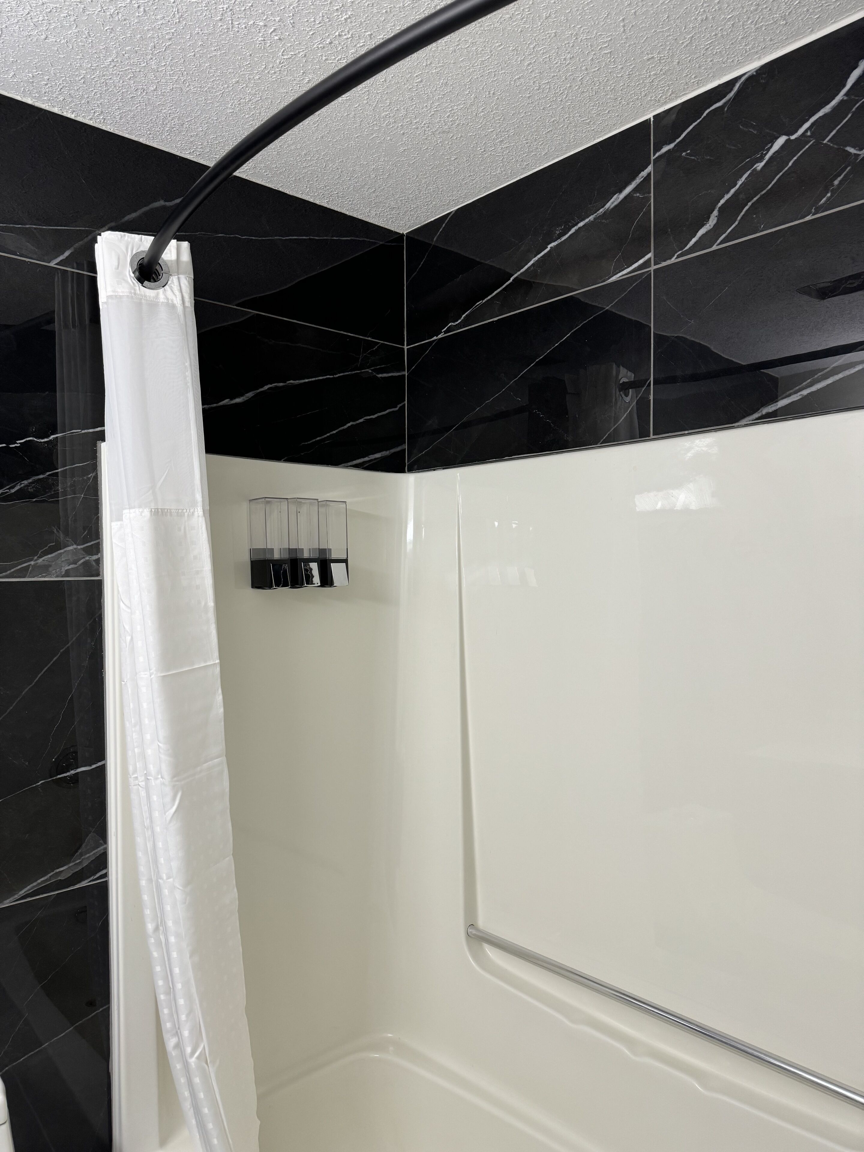 Combined shower/tub, deep soaking tub, free toiletries, towels