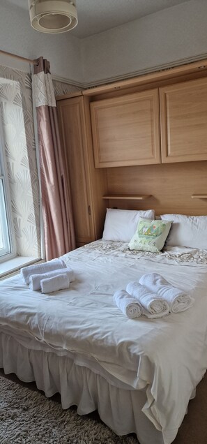 5 bedrooms, iron/ironing board, WiFi, bed sheets - Guest house full of character, central location. 5 min walk to the beach (Aberaeron)