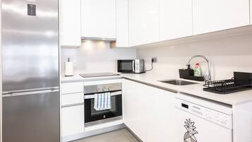 Kühlschrank, Mikrowelle, Ofen, Geschirrspüler