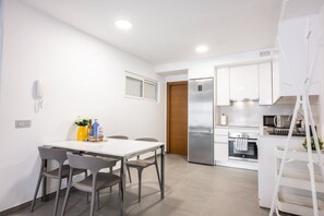 Kühlschrank, Mikrowelle, Ofen, Geschirrspüler