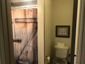 Chuveiro, secador de cabelo, toalhas de banho, sabonete