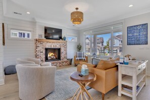 Smart TV, fireplace, video games, ping pong - Tim's Ford Lake in the gated community of Barefoot Bay in Winchester TN.
 (Winchester)