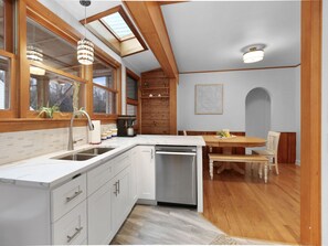 ثلاجة، ميكروويف، فرن، موقد طهي مسطح