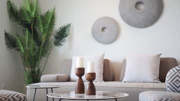 Villa, eigener Pool | Wohnbereich | 50-Zoll-LCD-Fernseher mit Satellitenempfang