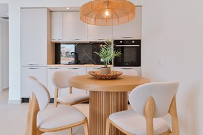 Villa, piscine privée | Cuisine privée | Grand réfrigérateur, four, plaque de cuisson, machine à expresso