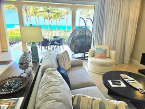 Televisie, een dvd-speler, een computerscherm en een printer