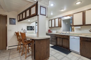 Fridge, microwave, oven, stovetop - Riverfront - Kayaks - Game room - 15 min to Granite Peak Ski Resort (Merrill)