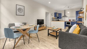 Un apartamento moderno con comedor, sala de estar y cocina.
