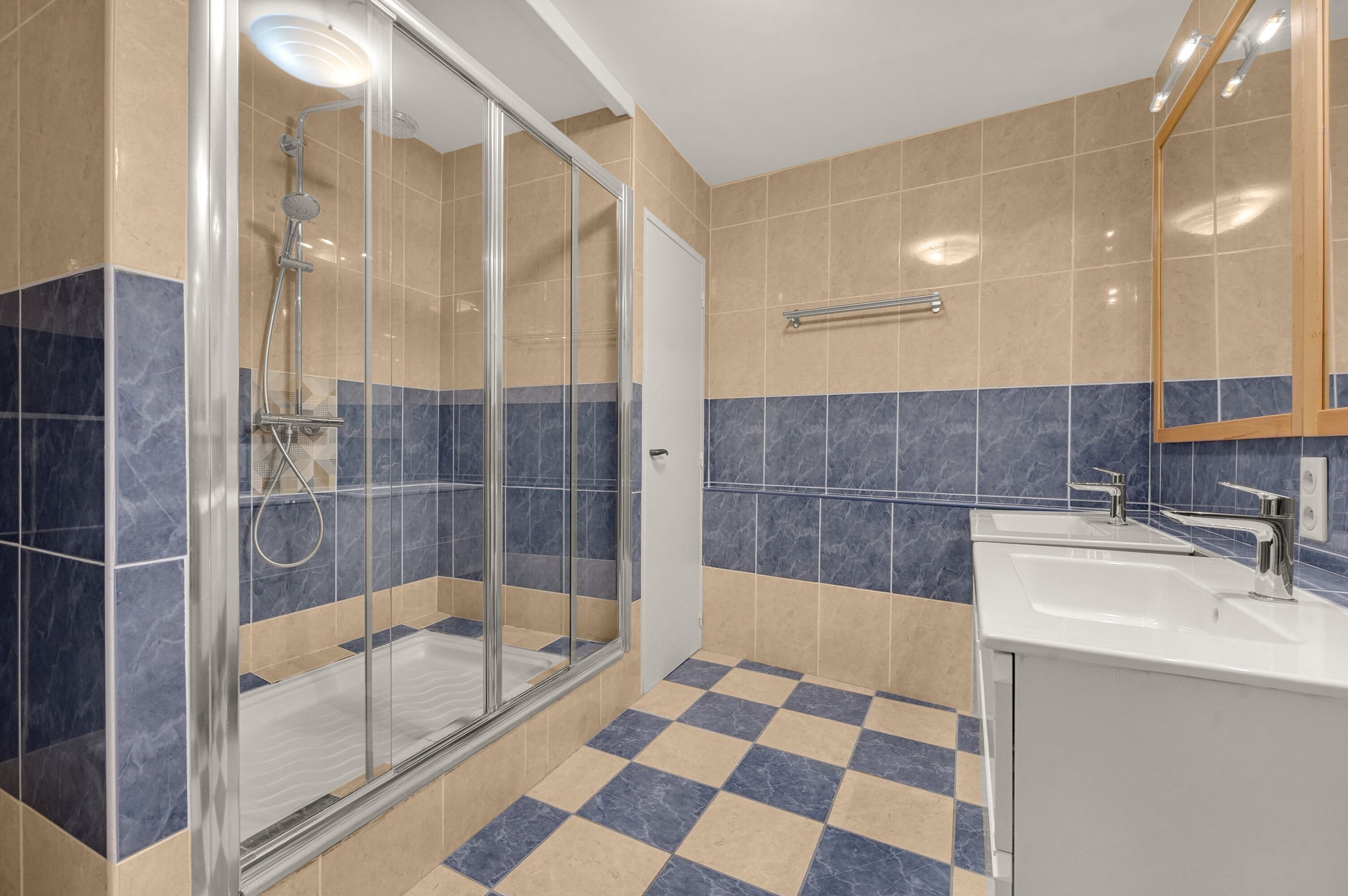 Articles de toilette gratuits, sèche-cheveux, serviettes fournies