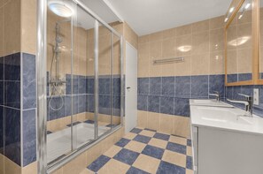 Articles de toilette gratuits, sèche-cheveux, serviettes fournies