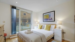Apartemen Deluks, balkon, pemandangan kota | Brankas, tirai kedap cahaya, setrika/meja setrika, dan Wi-Fi gratis