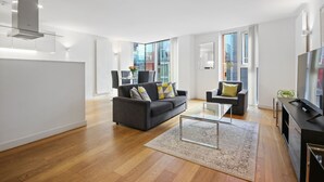 Apartemen Deluks, 2 kamar tidur, 2 kamar mandi | Brankas, tirai kedap cahaya, setrika/meja setrika, dan Wi-Fi gratis