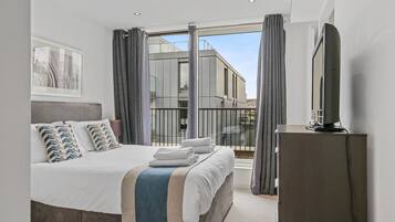 Departamento ejecutivo, 2 habitaciones, 2 baños | 2 habitaciones, caja de seguridad en la habitación y escritorio