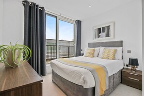 Executive Apartment, 2 Bedrooms, 2 Bathrooms (47) | In-room safe, desk, laptop workspace, blackout drapes - Cubo Apartments Farringdon (London)