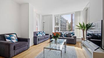 Deluxe-lejlighed - 2 soveværelser - 2 badeværelser | Opholdsområde | 50-tommers smart-tv med digitale kanaler, Netflix, streamingtjenester