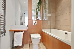 シャワー付き浴槽、ヘアドライヤー、タオル、石鹸