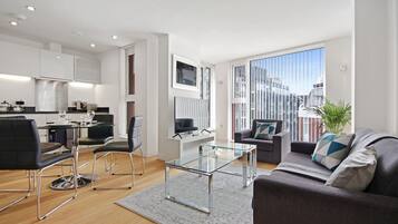 Deluxe-lejlighed - 2 soveværelser - 2 badeværelser | Opholdsområde | 50-tommers smart-tv med digitale kanaler, Netflix, streamingtjenester