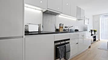 Køleskab/fryser i fuld størrelse, mikrobølgeovn, ovn, kogeplade