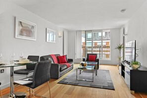 特級公寓, 1 張加大雙人床 (29) | 客廳 | 50 吋智能電視連數碼電視頻道、Netflix、串流服務