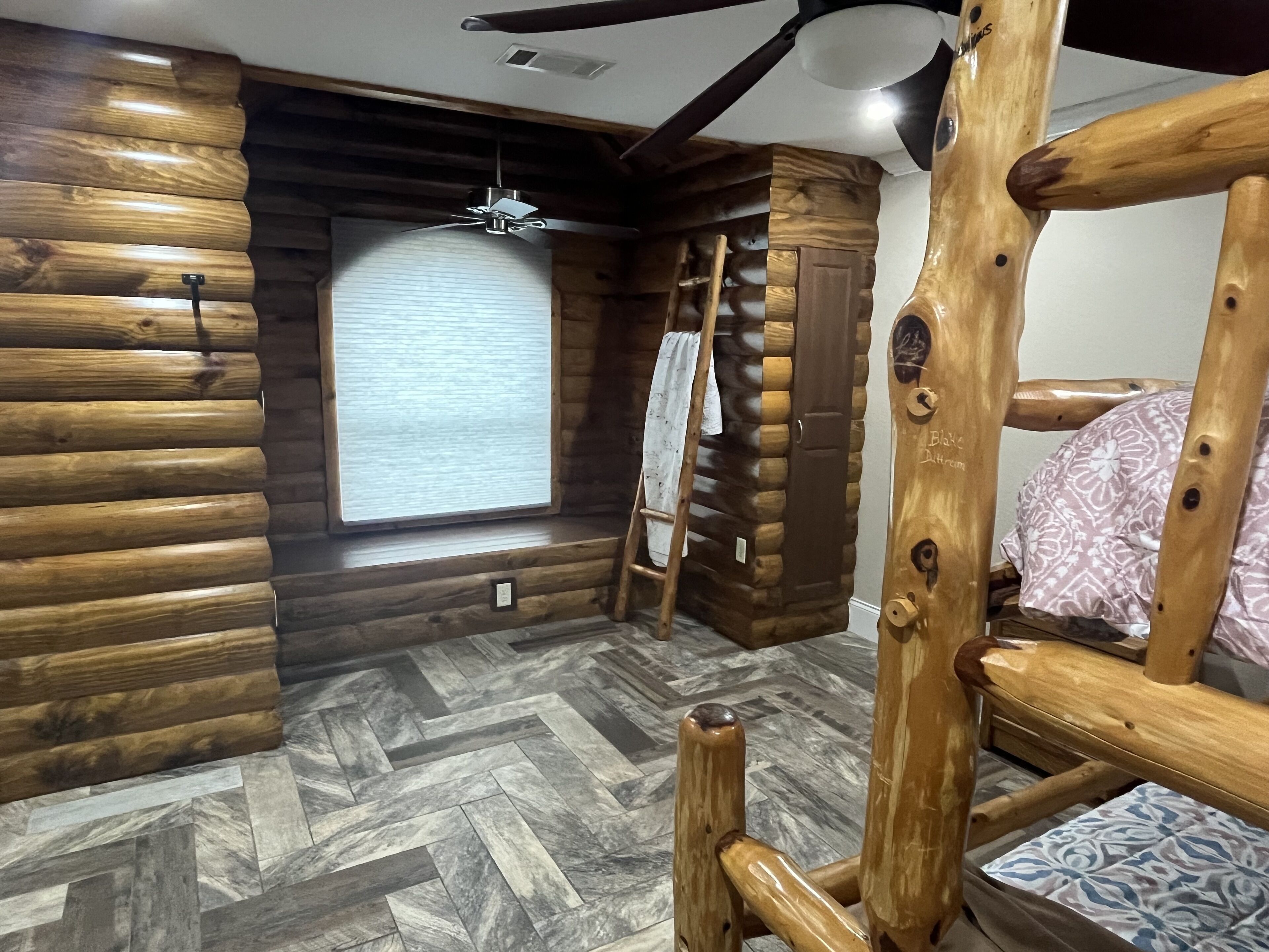 3 chambres, coffres-forts dans les chambres, fer et planche à repasser