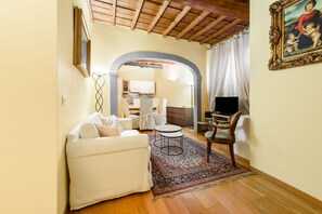Comfort Apartment | Living area | 40-inch flat-screen TV with digital channels - Il Nido di Santa Croce by Mmega (Florence)
