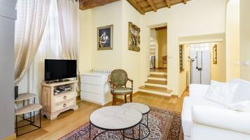 Appartamento Comfort | Area soggiorno | TV a schermo piatto 40 pollici con canali digitali