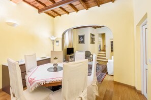 Comfort Apartment | Living area | 40-inch flat-screen TV with digital channels - Il Nido di Santa Croce by Mmega (Florence)