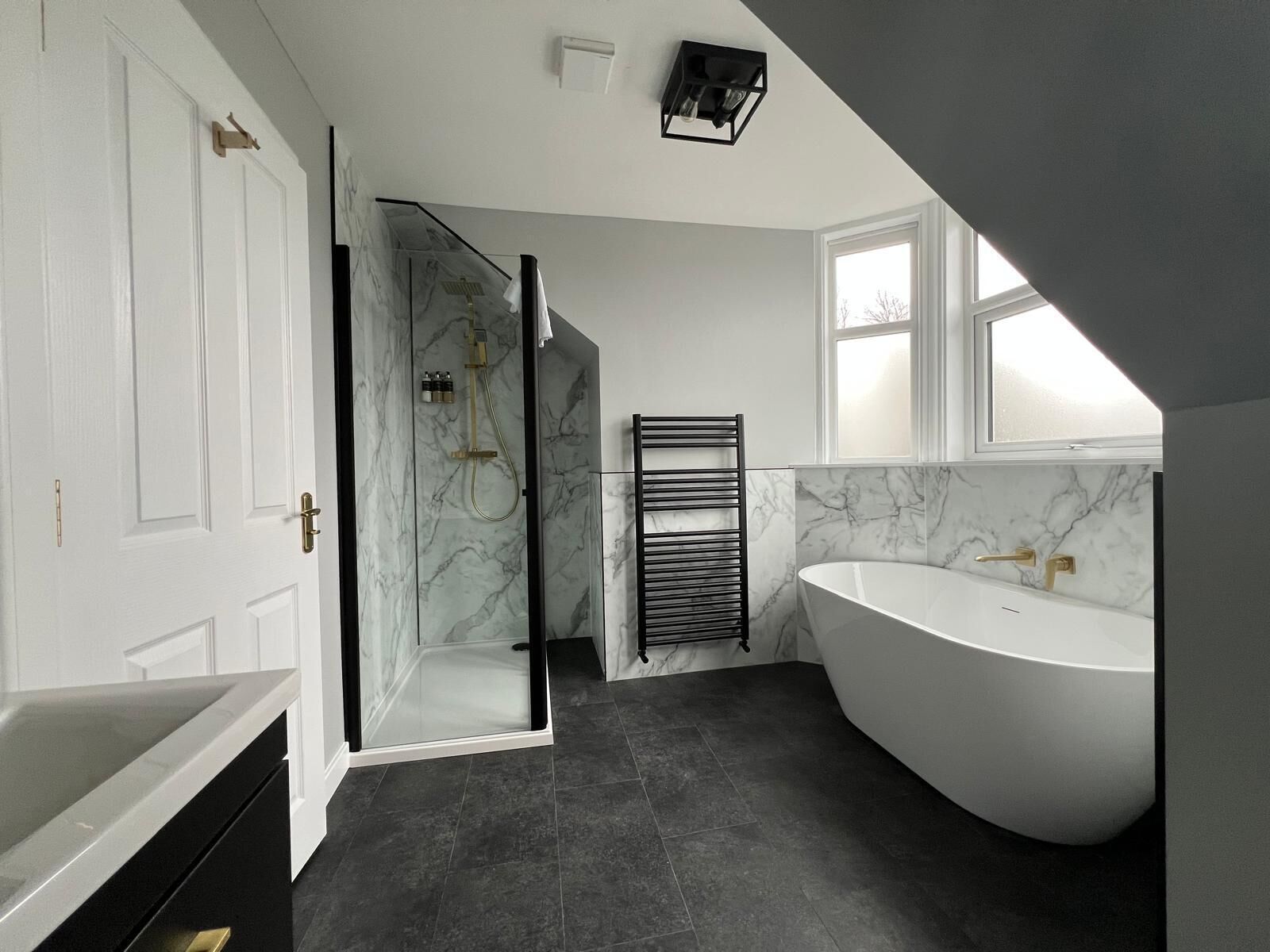 Chambre Standard avec lits jumeaux, 2 lits une place | Salle de bain | Articles de toilette de luxe, sèche-cheveux, serviettes fournies, savon