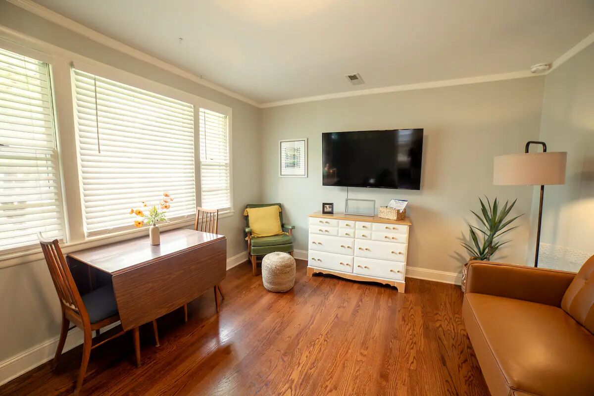 Cozy Getaway - Minutes from Downtown & Airport. Great Backyard