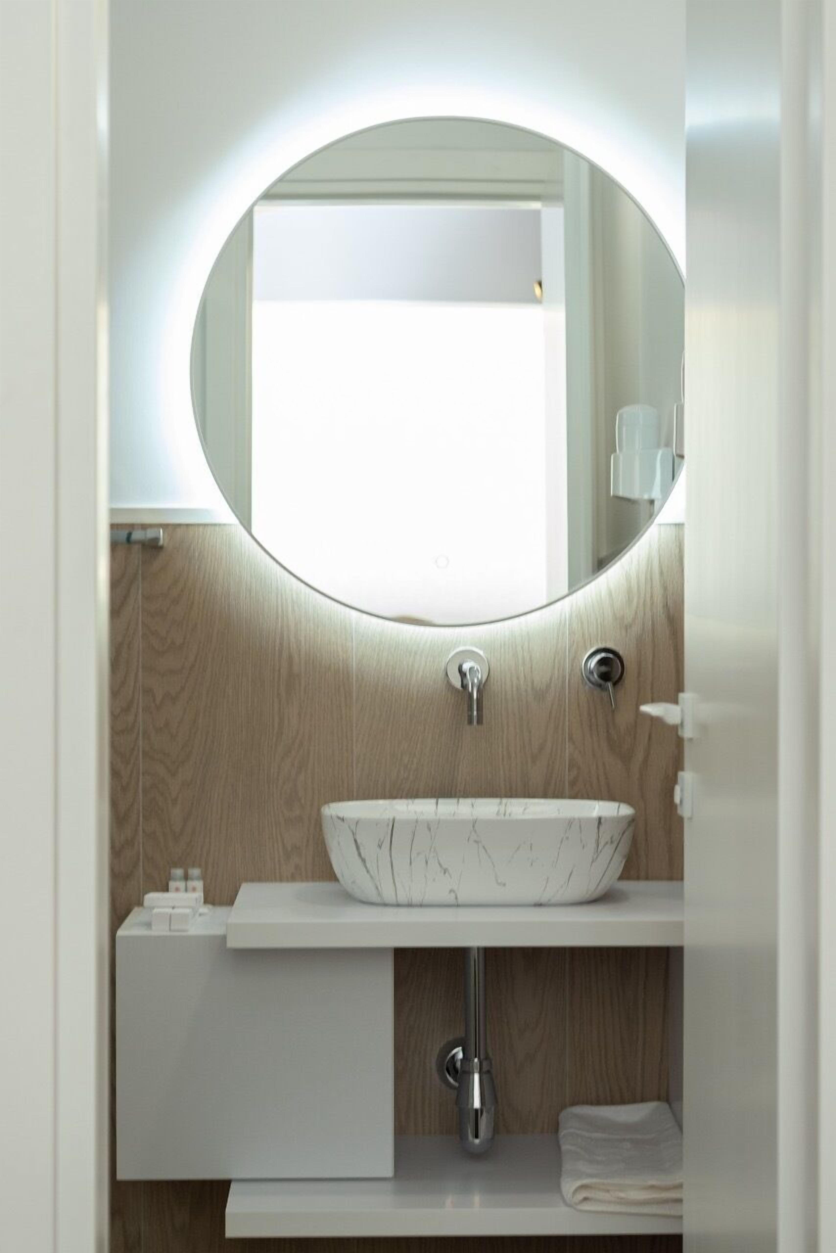 Basic Room | Bathroom | Free toiletries, hair dryer, slippers
